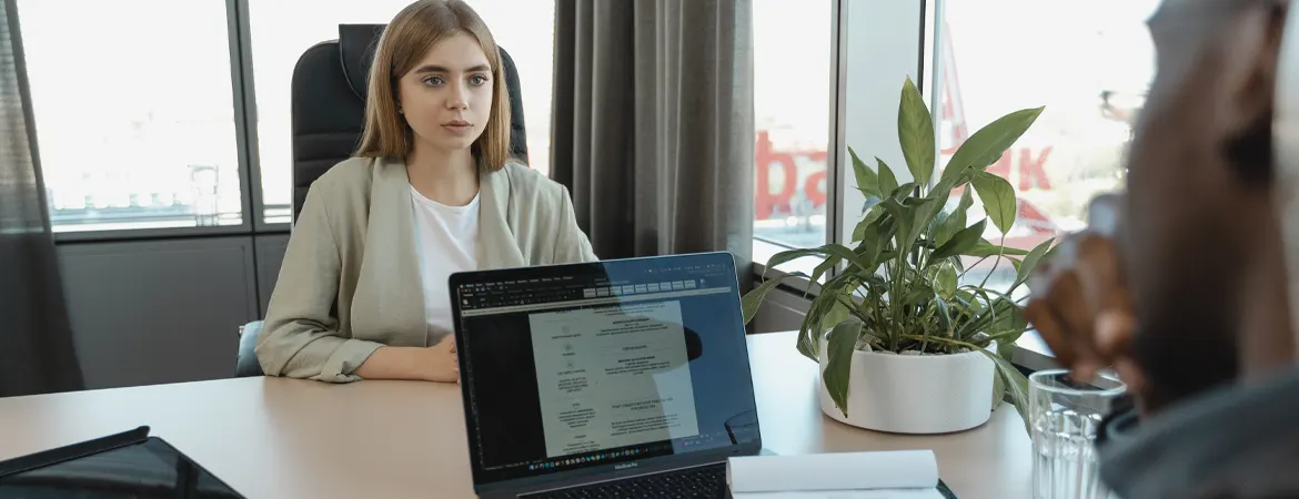 Limite d'accès au permis de travail post-diplôme pour les écoles non subventionnées au Canada